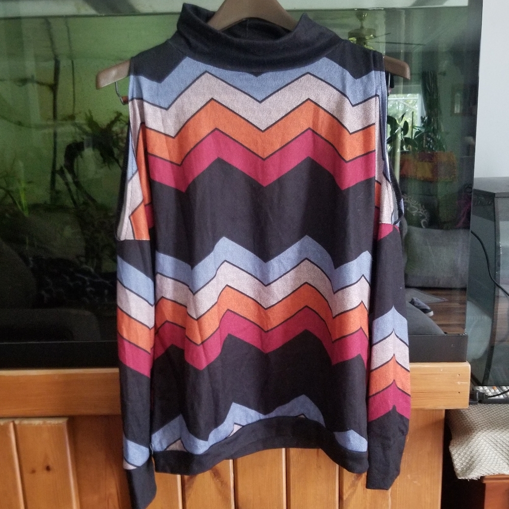 💜 B2G1 EUC peekaboo cold shoulder womens mock sweater soft chevrons zigzag